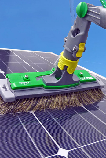 Nettoyage professionnel de panneaux photovoltaïques à l'eau pure par MCN Propreté, service écologique et efficace pour optimiser le rendement de vos installations solaires.